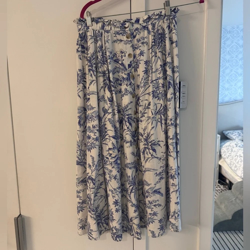 H&M Blue Toile Button-Front Midi Skirt - Picture 2 of 7